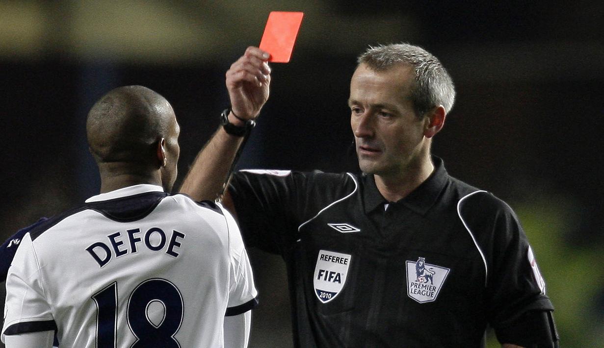 Wasit Martin Atkinson, memberikan striker Tottenham, Jermain Defoe, kartu merah usai menjatuhkan  bek Aston Villa, James Collins, saat laga boxing day Premier League di Stadion Villa Park, Inggris, Minggu (26/12/2016). (AFP/Ian Kington)