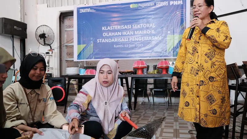 Pinjaman bank emok biasanya digunakan untuk modal usaha, namun prakteknya juga digunakan untuk keperluan darurat keluarga lainnya, seperti untuk biaya anak sekolah dan biaya berobat bagi keluarga yang sakit