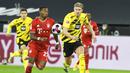 Pemain Bayern Munchen, David Alaba, berebut bola dengan striker Borussia Dortmund, Erling Haland, pada laga Bundesliga di Stadion Signal Iduna Park, Sabtu (7/11/2020). Bayern menang dengan skor 3-2. (Bernd Thissen/Pool via AP)