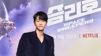 Song Joong Ki dalam konferensi pers Space Sweepers. (Foto: Netflix)