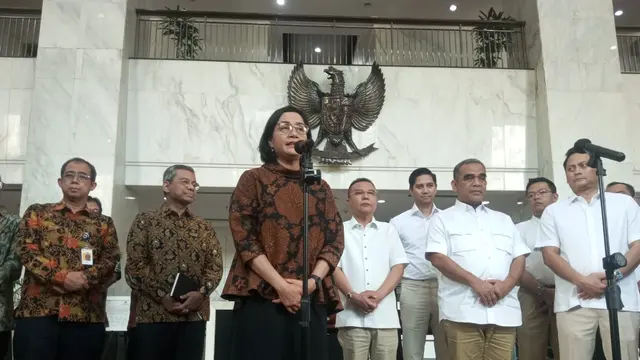 Menteri Keuangan Sri Mulyani menyambut kedatangan Tim Gugus Tugas Sinkronisasi Prabowo-Gibran, di Kementerian Keuangan, Jakarta, Jumat (31/5/2024).