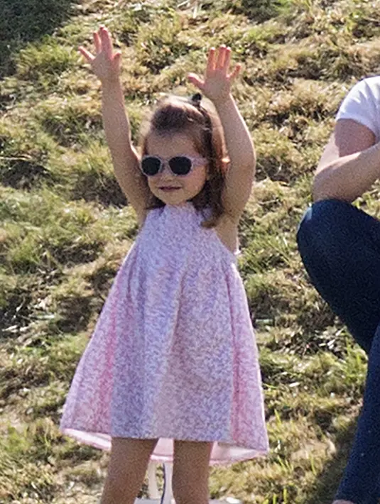 Putri Charlotte terlihat menari sambil mengenakan kacamata hitam saat menghadiri acara amal bertajuk Maserati Royal Charity Polo Trophy di Beaufort Polo Club, Gloucestershire, Minggu (10/6). Pangeran William ambil bagian dalam kegiatan tersebut (AP Photo)