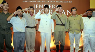 Deretan artis yang ikut terlibat dalam film Jenderal Soedirman berpose bersama saat syukuran di Balai Sudirman, Tebet, Jakarta, Selasa (20/1/2015). (Liputan6.com/Panji Diksana)