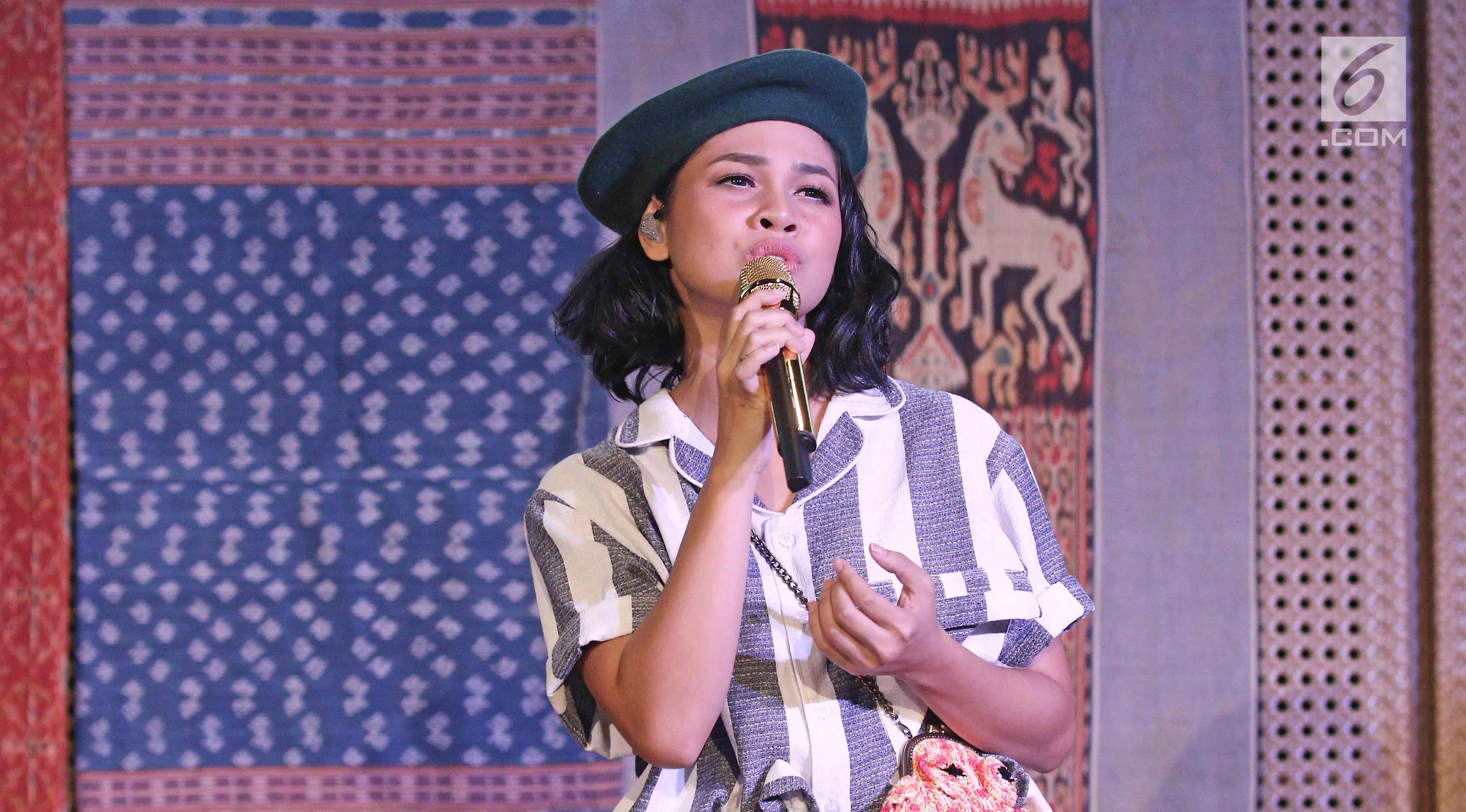 Penampilan penyanyi Andien saat launching album terbarunya yang bertajuk Metamorfosa di kawasan Thamrin, Jakarta, Rabu (4/10). Album terbaru andien yang bertajuk Metamorfosa mengambarkan rangkaian perubahan kehidupannya. (Liputan6.com/Herman Zakharia)