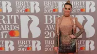 Penyanyi AS, Katy Perry berpose untuk fotografer setibanya di karpet merah ajang penghargaan Brit Awards 2017 di The O2 Arena, London, Rabu (22/2). Aksen rumbai-rumbai di bagian bawah pun menambah kesan seksi pada tampilan Katy Perry. (NIKLAS HALLE'N/AFP)