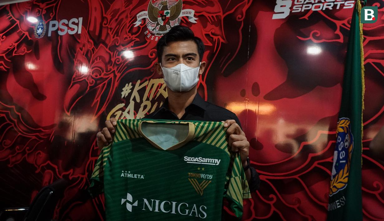 Dalam pertemuan tersebut Pratama Arhan turut memamerkan seragam Tokyo Verdy dengan nomor punggung 38 yang akan dipakainya nanti. (Bola.com/Bagaskara Lazuardi)