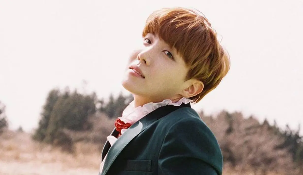Di hari spesialnya itu, J-Hope memberi hadiah spesial untuk para Army. Ia melakukan siaran langsung melalui aplikasi V-Live yang berjudul Hang Out with J-Hope. (Foto: Allkpop.com)