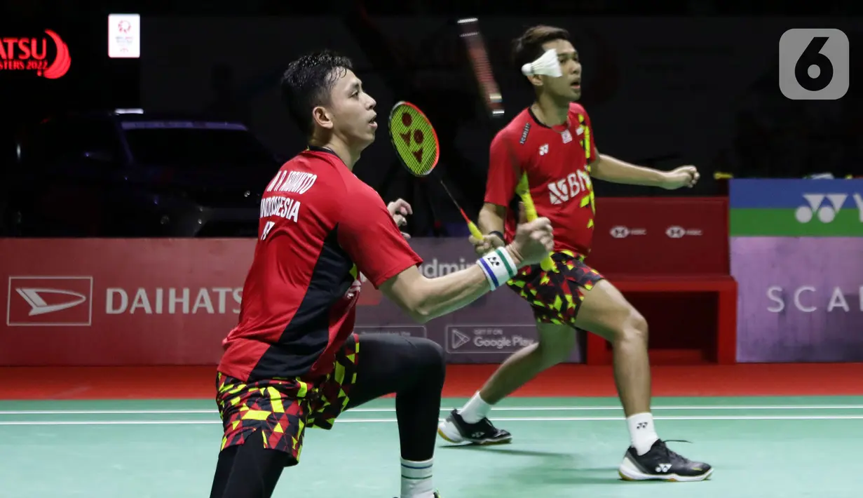 Pebulu tangkis ganda putra Indonesia, Fajar Alfian/Muhammad Rian Ardianto saat bertanding melawan Liang Wei Keng/Wang Chang (China) pada Final Indonesia Masters 2022 di Istora Senayan, Jakarta, Minggu (12/6/2022). Fajar/Rian unggul dan merebut gelar Juara Ganda Putra Indonesia Masters 2022. (Liputan6.com/Helmi Fithriansyah)