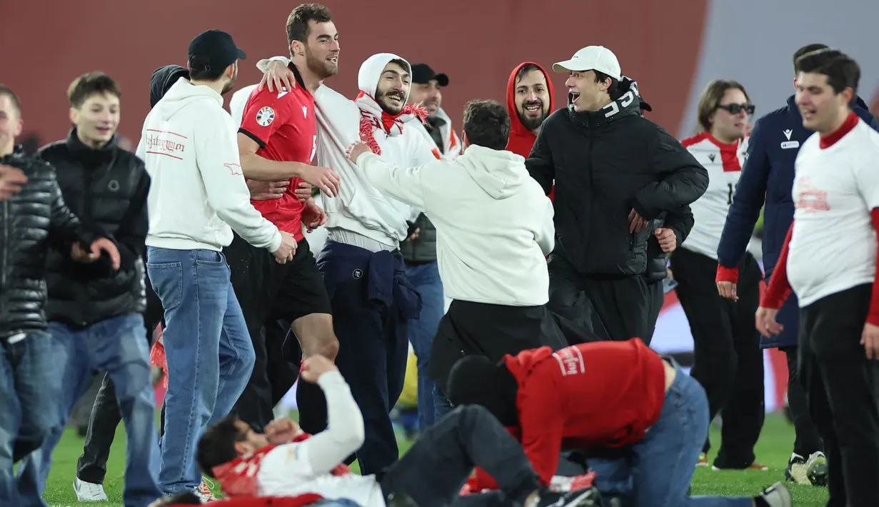 Pemain Timnas Georgia, Solomon Kverkveliya, merayakan keberhasilan timnya mengalahkan Yunani dalam laga playoff yang menegangkan di Tbilisi, Rabu (27/4/2024). Georgia sukses mencetak sejarah dengan lolos ke Euro 2024 untuk pertama kalinya. (AFP/Giorgi Arjevanidze)