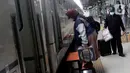 Penumpang menaiki kereta Jayabaya jurusan Jakarta-Malang di Stasiun Pasar Senen, Jakarta, Jumat (28/1/2022). Jelang libur Tahun Baru Imlek, jumlah penumpang di Stasiun Pasar Senen mengalami kenaikan 8.598 orang dibanding Jumat (21/1) lalu sebanyak 7.402 orang. (Liputan6.com/Helmi Fithriansyah)