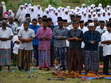 Para petani melaksanakan salat meminta hujan (Istisqa) di Peukan Bada, dekat Banda Aceh, Kamis (23/1/2020). Salat Istisqa bertujuan memohon diturunkannya hujan karena sejumlah wilayah di sana mengalami musim kemarau sehingga menyebabkan kekeringan. (CHAIDEER MAHYUDDIN / AFP)