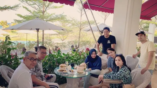 Potret Artis yang Akur dengan Ayah Tirinya, Selalu Kompak