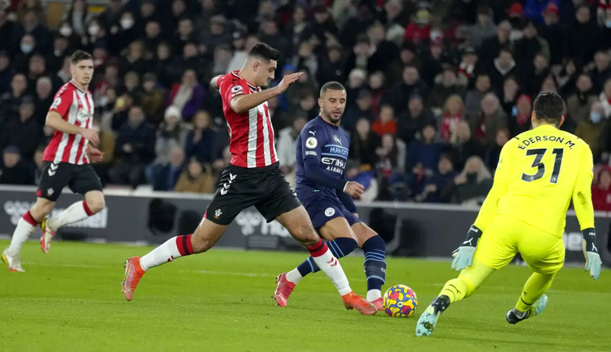 Pemain Southampton Armando Broja (tengah) melakukan tendangan ke gawang yang dihentikan oleh kiper Manchester City Ederson (kanan) pada pertandingan sepak bola Liga Inggris di Stadion St Mary, Southampton, Inggris, 22 Januari 2022. Manchester City bermain imbang 1-1. (AP Photo/Kirsty Wigglesworth)