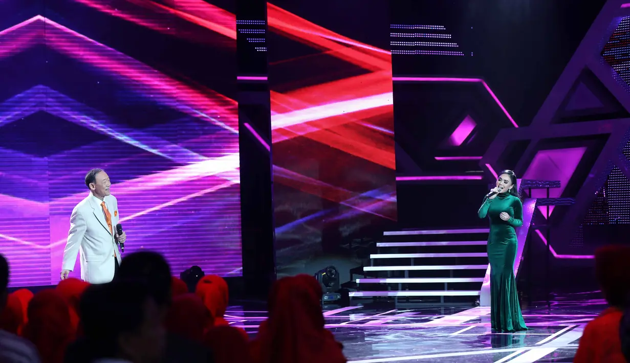 "Seneng pertama kali duet, saya pertama kali dengerin lagu itu 25 tahun yang lalu. Ada dua lagu yang diajuin, cuma ada satu lagu yang saya nggak hapal," ucap Yuni Shara di Studio 5 Emtek City, Jakarta Barat, Jumat (13/1/2017). (Nurwahyunan/Bintang.com)
