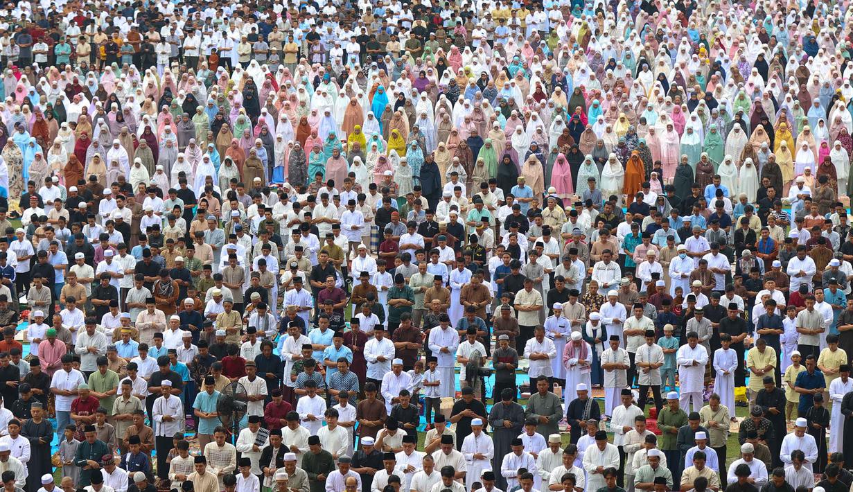 Jamaah tumpah tuah di atas lapangan utama stadion yang menjadi kebanggaan warga Kabupaten Bogor tersebut. Tampak dalam foto, ribuan umat Muslim saat melaksanakan rangkaian salat Idulfitri 1447 Hijriah di Lapangan Utama Stadion Pakansari, Cibinong, Kabupaten Bogor, Jawa Barat, Sabtu (21/3/2026). (Kapanlagi.com/Budy Santoso)