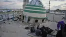 Keluarga Suleiman berbuka puasa di bulan suci Ramadan di samping reruntuhan masjid, tempat mereka saat ini berlindung di Deir al-Balah, Jalur Gaza, Jumat 6 Maret 2026. Di tengah kesulitan, keluarga Suleiman di Deir al-Balah, Jalur Gaza, berkumpul untuk menikmati momen berbuka puasa bersama. (AP Photo/Abdel Kareem Hana)