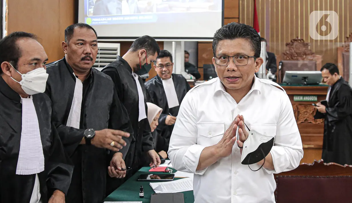 <p>Terdakwa kasus dugaan pembunuhan berencana terhadap Brigadir Nofriansyah Yosua Hutabarat, Ferdy Sambo usai menjadi saksi dalam menjalani sidang lanjutan di Pengadilan Negeri Jakarta Selatan, Rabu (7/12/2022). Ferdy Sambo menjadi saksi untuk terdakwa Richard Eliezer, Ricky Rizal dan Kuat Ma'ruf di persidangan perkara pembunuhan berencana Brigadir J. (Liputan6.com/Faizal Fanani)</p>