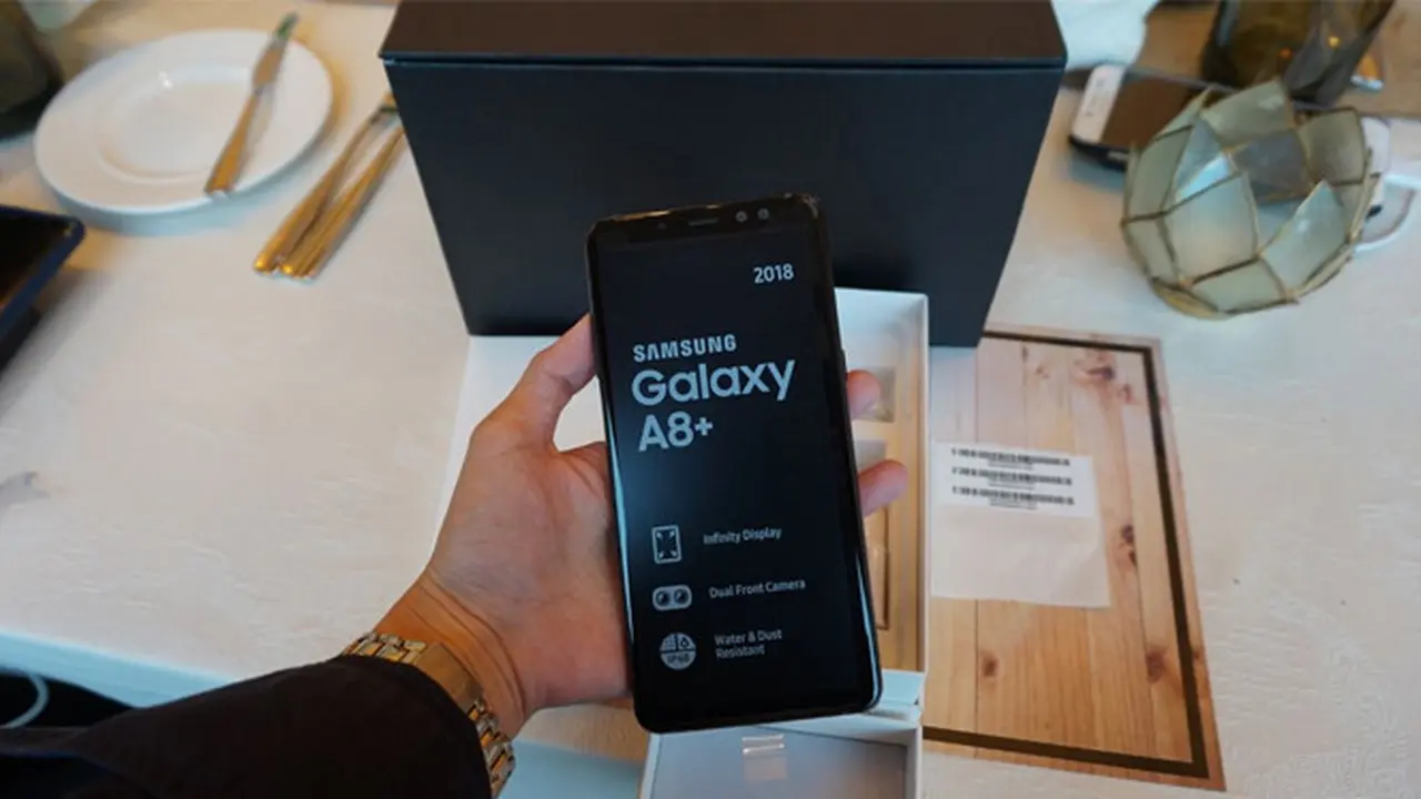 Tampilan depan Samsung Galaxy A8+. Liputan6.com/Agustin Setyo W