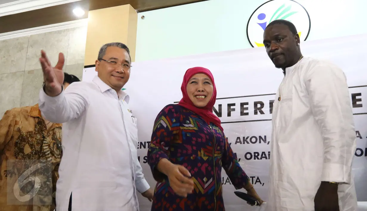 Kementerian sosial Khofifah Indar Parawansa (tengah), Rapper Amerika Akon (kiri) dan Menteri Desa Tertinggal Eko Putro Sandjojo saat menggelar konfrensi pers di Kementerian Sosial, Jakarta, Rabu (8/3). (Liputan6.com/Helmi Afandi)