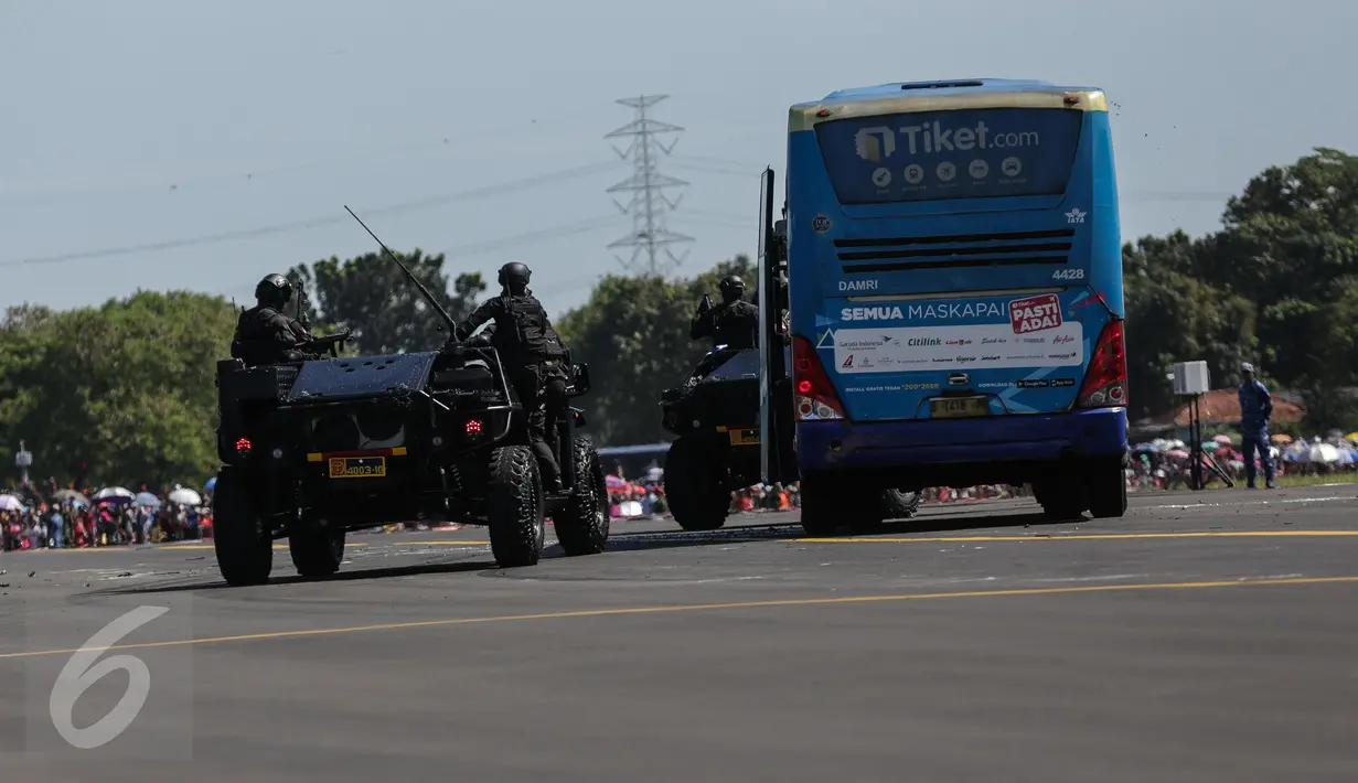 Anggota Paskhas TNI AU mencoba mendekati sebuah bus berisi pelaku teror saat unjuk kebolehan simulasi penyelamatan sandera dalam rangkaian acara HUT TNI AU di Halim Perdanakusuma, Minggu (9/4). TNI AU memperingati HUT ke-71. (Liputan6.com/Faizal Fanani)