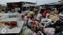 Sejumlah Petugas saat membongkar bangunan di kawasan Kebon Kosong, Jakarta, Senin (15/6/2015). Pembongkaran tersebut dilakukan untuk membenahi wilayahnya agar aktivitas pedagang kaki lima (PKL) lebih tertata. (Liputan6.com/Faizal Fanani)