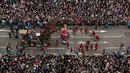 Sebuah boneka raksasa bernama Little Girl Giant melintasi jalan sepanjang dermaga di Liverpool, Inggris, Minggu (7/10). Boneka itu karya dari kelompok teater jalanan Prancis, Royal de Luxe dengan ciri khas aktor berupa Boneka Super Besar. (OLI SCARFF/AFP)