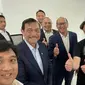 Tampil santai, kaos oblong ratusan ribu yang dipakai Elon Musk saat bertemu Luhut Pandjaitan dan rombongan jadi sorotan. (Instagram/anindyabakrie).