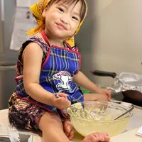 Kenakan dress batik sederhana, Ritsuki makin terlihat menggemaskan dengan bandana yang melengkapi penampilannya. [@mas_natsuki].