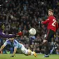 Kiper Manchester United David de Gea berusaha menepis bola sundulan striker Manchester City, Sergio Aguero pada pertandingan semifinal Piala Liga Inggris di stadion Etihad, Manchester, Rabu (29/1/2020). MU menang 1-0 atas City namun gagal ke final karena skor agregat 3-2. (AP Photo/Dave Thompson)