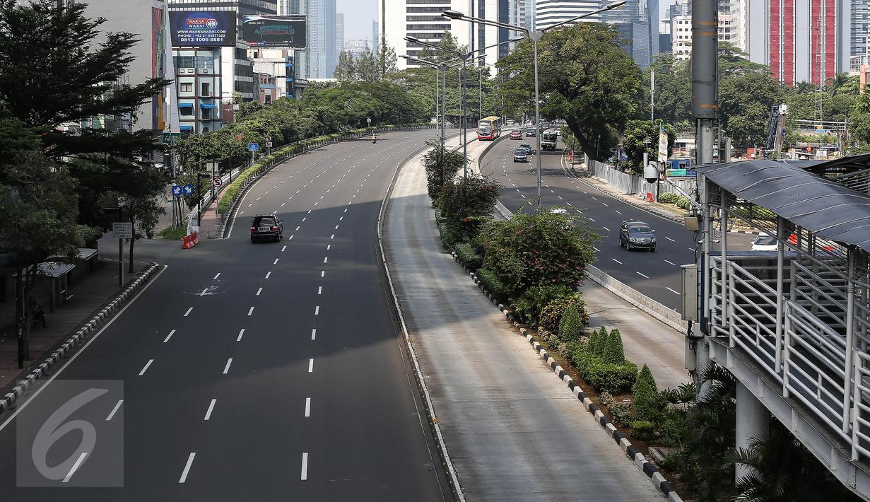 Pengendara melintasi jalan protokol yang lengang di kawasan MH Thamrin, Jakarta, Selasa (6/7). Hampir semua jalan di Ibu Kota lengang saat sebagian besar warga mudik untuk merayakan Lebaran di kampung halaman. (Liputan6.com/Faizal Fanani)