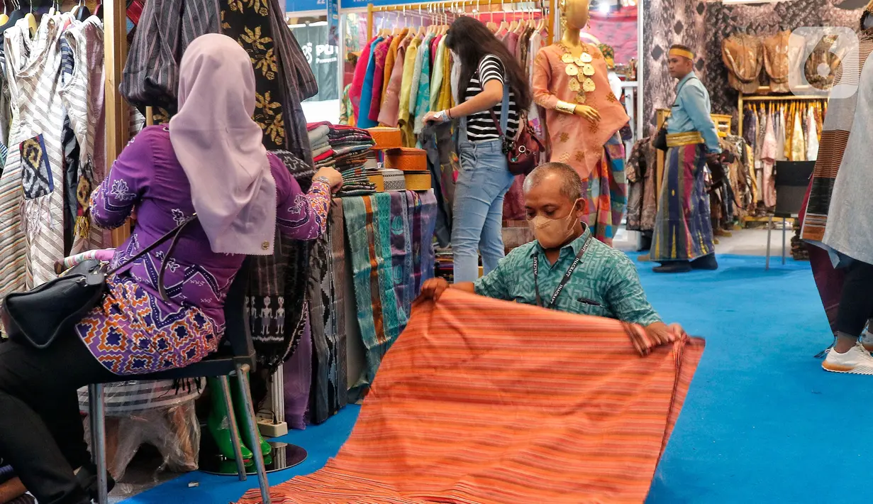 Perajin merapikan bahan pada pameran The Jakarta International Handicraft Trade Fair (INACRAFT) 2023 di Jakarta Convention Center, Jakarta, Rabu (1/3/2023). Jakarta International Handicraft Trade Fair (Inacraft) 2023 kembali digelar untuk ke 23 kalinya. (Liputan6.com/Angga Yuniar)