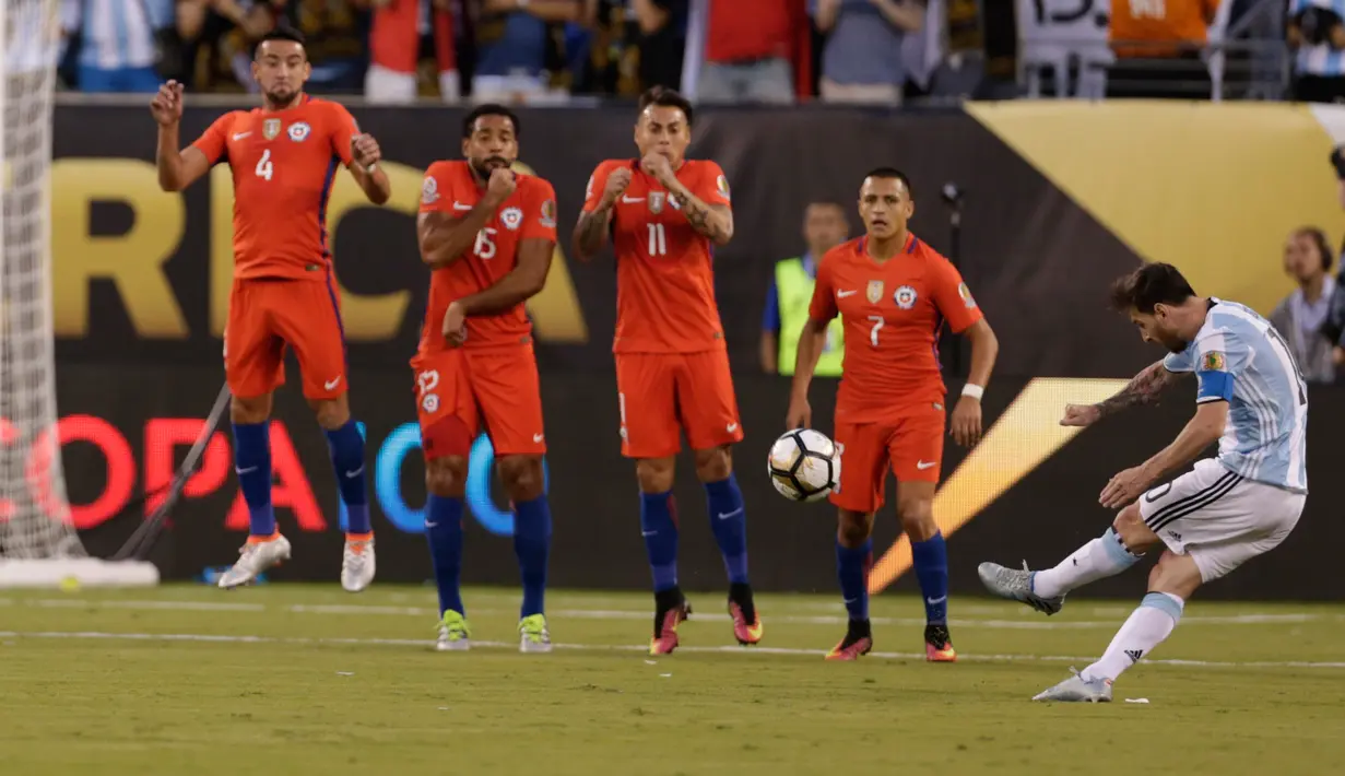 Penyerang Argentina, Lionel Messi (kanan) melakukan tendangan bebas saat melawan Chile pada Final Copa America 2016 di MetLife Stadium, AS, Senin (27/6). Chile menang atas Argentina lewat adu penalti dengan skor 4-2. (Adam Hunger-USA TODAY Sports)