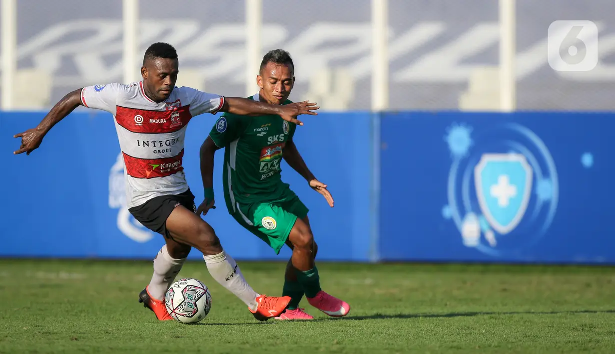 Penyerang Madura United, David Laly (kiri) berebut bola dengan penyerang PSS Sleman, Irfan Jaya saat laga pekan keempat BRI Liga 1 2021/2022 di Stadion Madya, Jakarta, Sabtu (25/09/2021). Madura United memetik hasil positif perdana dengan membungkam PSS Sleman 1-0. (Bola.com/Bagaskara Lazuardi)