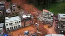 Tim penyelamat terus berupaya mengevakuasi para korban reruntuhan bangunan di lingkungan Barrio Parque Jardim Burnier, Juiz de Fora, Negara Bagian Minas Gerais, Brasil. Tampak foto udara menunjukkan tim penyelamat mencari korban di tengah reruntuhan setelah tanah longsor akibat hujan lebat di lingkungan Barrio Parque Jardim Burnier, Juiz de Fora, Negara Bagian Minas Gerais, Brasil, pada 24 Februari 2026. (Pablo PORCIUNCULA/AFP)