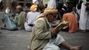 Membaca Al Quran, menjadi salah satu aktivitas yang dilakukan umat muslim selama Ramadan di Masjid Agung Sanaa, Yaman, (29/6/2014). (REUTERS/Khaled Abdullah)
