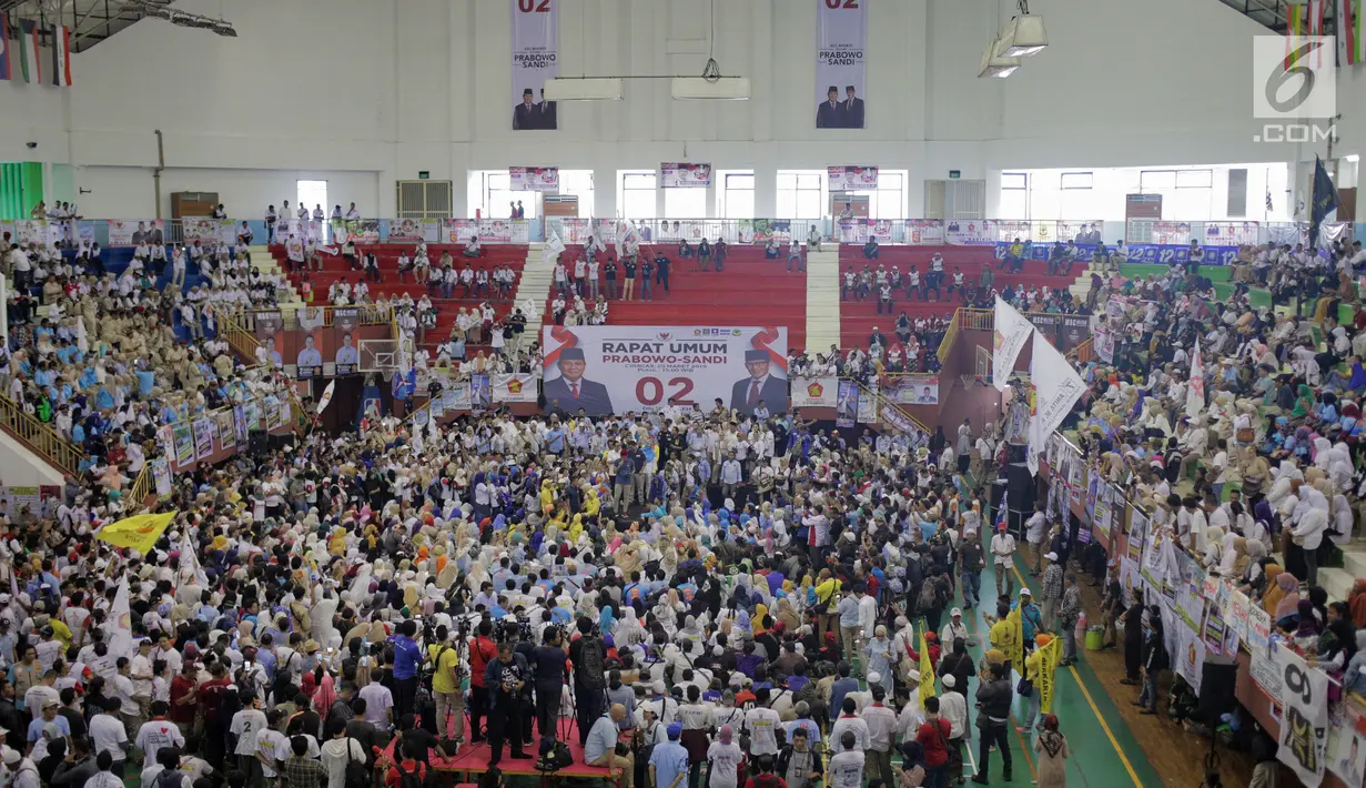 Suasana kampanye terbuka Calon Wakil Presiden nomor urut 02 Sandiaga Uno di Gelanggang Remaja Jakarta Utara, Senin (25/3). Sandiaga mengajak seluruh simpatisan untuk memenangkan dirinya serta Prabowo Subianto dalam Pemilu pada April 2019. (Liputan6.com/Faizal Fanani)