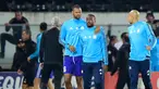Bek Olympique Marseille, Patrice Evra, meninggalkan lapangan usai insiden dengan suporter menjelang partai Liga Europa lawan Vitoria Guimaraes di Estadio D. Afonso Henriques, Jumat (3/11). Evra menendang suporter Marseille di kepala. (AP/Luis Vieira)