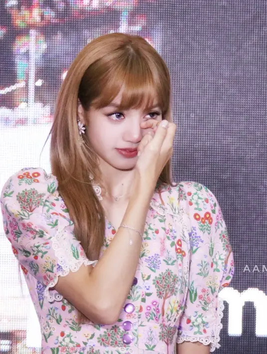 Lisa sendiri dibesarkan dari Thailand. Ia merasa terharu oleh perlakuan penggemarnya. (twitter/koreaboo)
