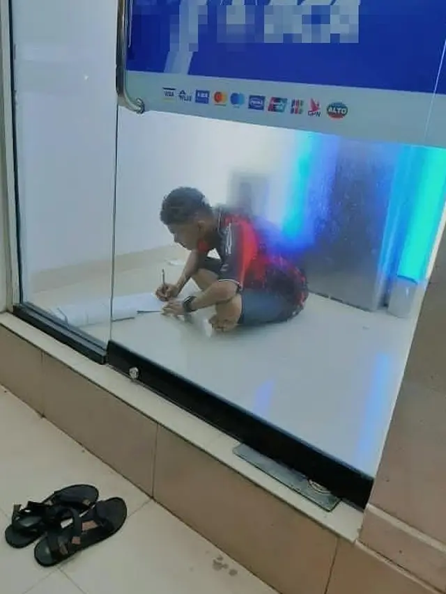 6 Tingkah Remaja Saat di ATM Ini Absurd Banget, Enggak Habis Pikir
