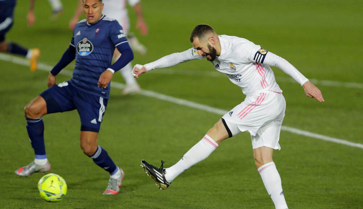 Striker Real Madrid, Karim Benzema, melepaskan tendangan saat melawan Celta Vigo pada laga Liga Spanyol di Stadion Alfredo Di Stefano, Sabtu (2/1/2021). Real Madrid menang dengan skor 2-0. (AP/Manu Fernandez)