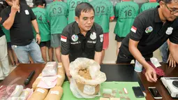 Polres Metro Jakarta Barat merilis penangkapan sepuluh tersangka pengedar narkoba di Jakarta, Senin (30/1). Dari penangkapan tersebut, petugas menyita barang bukti sabu 7,2 kg, tembakau gorilla 1,8kg dan 600 butir happy. (Liputan6.com/Yoppy Renato)