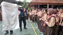 Petugas Pemadam Kebakaran memberikan pelatihan kepada murid SMPN 43 Mampang Prapatan, Jakarta, Rabu (14/9). Dinas Damkar Jakarta Selatan berikan pelatihan singkat menghadapi kebakaran untuk siswa SMP. (Liputan6.com/Yoppy Renato)