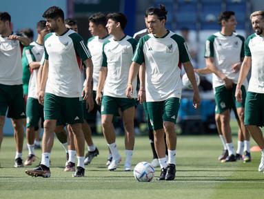 Para pemain Meksiko tiba untuk latihan jelang melawan Argentina pada pertandingan sepak bola Grup C Piala Dunia 2022 di Jor, Qatar, Jumat (25/11/2022). Meksiko akan menghadapi Argentina pada 27 November 2022. (AP Photo/Moises Castillo)