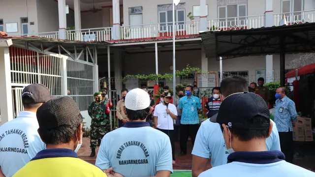 Bupati Budhi sempat makan bersama dengan napi di Rutan Banjarnegara. (Foto: Liputan6.com/Humas Pemkab Banjarnegara)