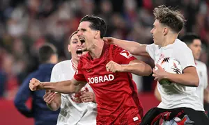 Penyerang SC Freiburg, Igor Matanovic, merayakan kemenangan bersama para suporter setelah pertandingan leg kedua semifinal Liga Europa 2025/2026 antara SC Freiburg dan SC Braga di Freiburg im Breisgau, Jerman barat daya, pada 7 Mei 2026. (THOMAS KIENZLE / AFP)