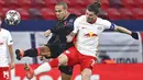 Gelandang Liverpool, Thiago Alcántara, berebut bola dengan pemain RB Leipzig, Marcel Sabitzer, pada laga Liga Champions di Stadion Puskas, Rabu (17/2/2021). Liverpool menang dengan skor 2-0. (Tibor Illyes/MTI via AP)