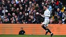 Di tengah serangan bertubi-tubi Aston Villa, Chelsea justru mampu menggandakan skor menjadi 2-0 pada menit ke-65. Mason Mount mencetak gol keduanya lewat eksekusi tendangan bebas langsung dari luar kotak penalti setelah sebelumnya ia dilanggar oleh Tyrone Mings. (AFP/Ben Stansall)