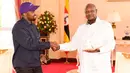 Pertemuan Presiden Uganda, Yoweri Museveni dengan rapper AS, Kanye West di Gedung Negara, Entebbe, Senin (15/10). Kanye West mengunjungi negara di Afrika timur itu untuk menyelesaikan rekaman album kesembilannya. (AFP/UGANDAS PRESIDENTIAL PRESS OFFICE)