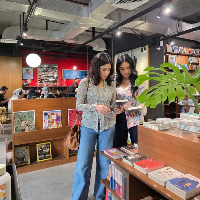 Gaya Duo Bestie Dian Sastrowardoyo dan Happy Salma Pakai Kebaya Sambil Baca Buku, Definisi Perempuan Cantik dan Smart