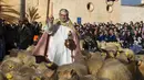 Seorang pendeta memberkati kawanan domba selama upacara tradisional 'Beneides' untuk memberkati hewan yang menandai hari Santo Antonius, santo pelindung hewan, di Muro, di pulau Balearic Spanyol, Selasa (17/1/2023). Pemilik hewan peliharaan berbaris di sekitar Gereja menunggu giliran pastur memercikkan air suci pada hewan mereka. (JAIME REINA / AFP)